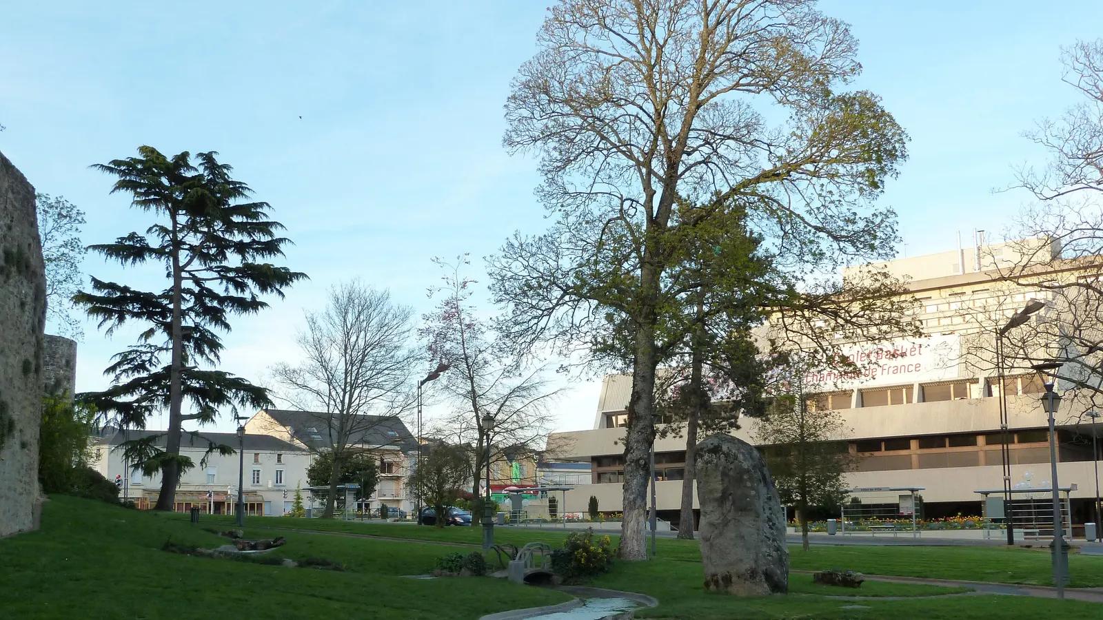 Le jardin et l'hôtel de ville de Cholet